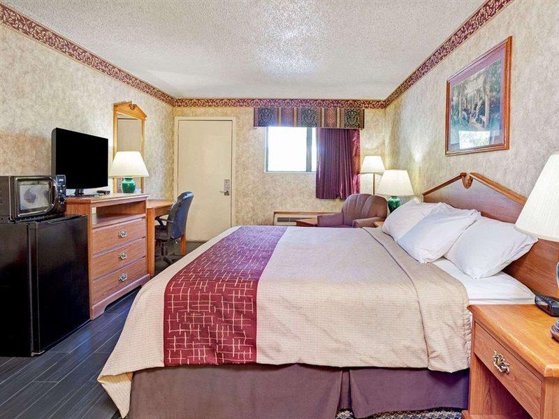 Days Inn & Suites By Wyndham Monroe Zewnętrze zdjęcie