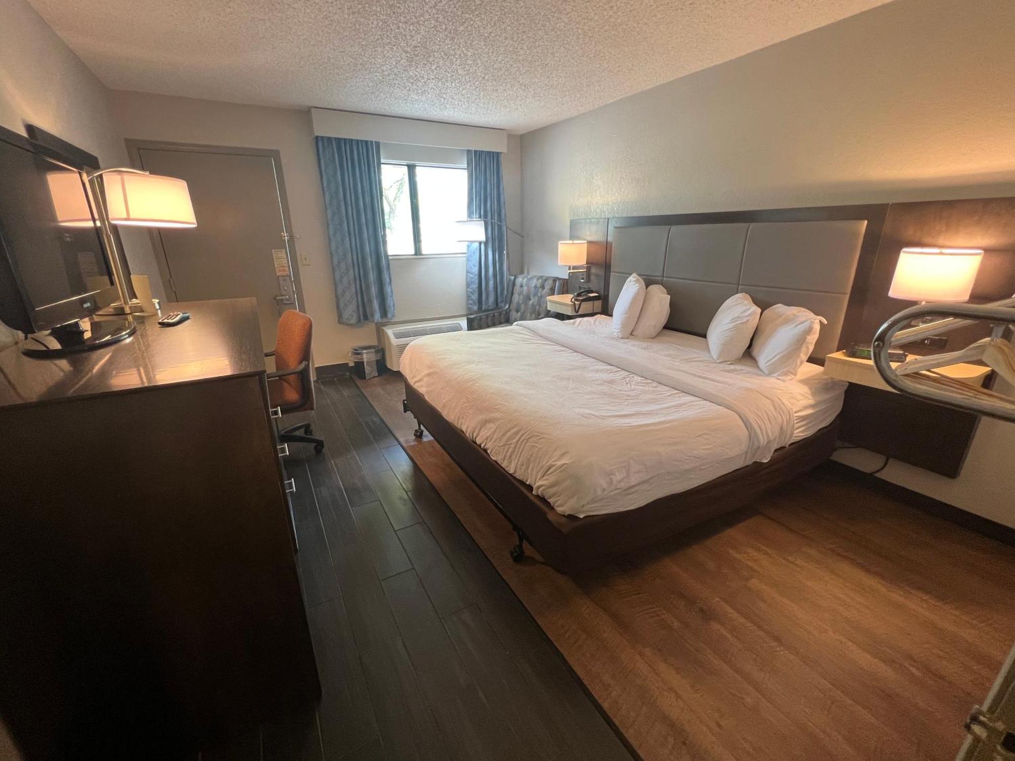 Days Inn & Suites By Wyndham Monroe Zewnętrze zdjęcie