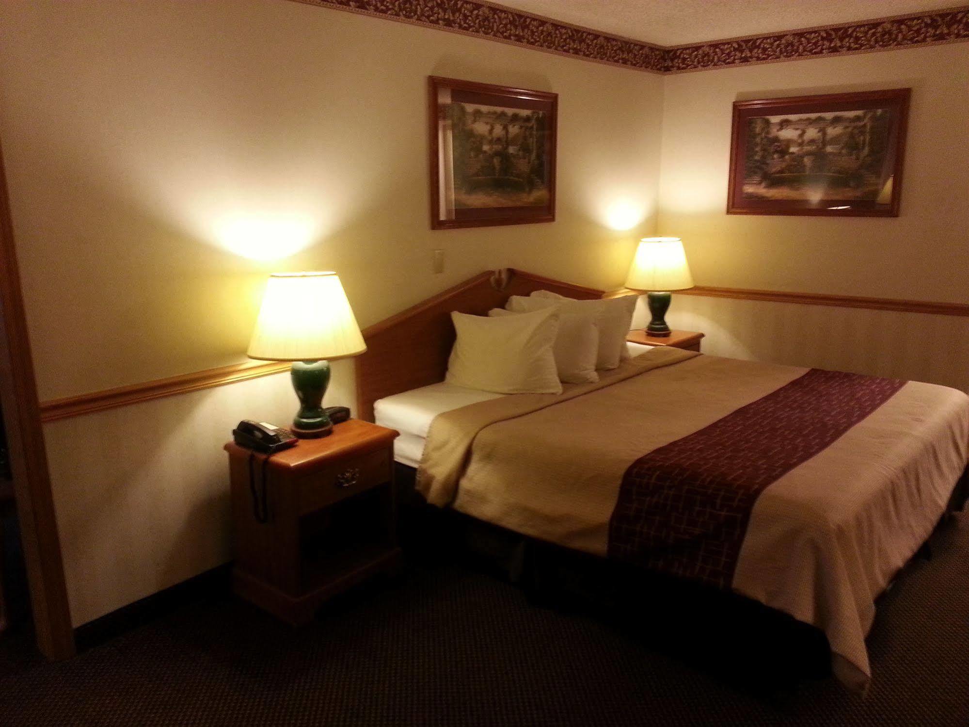 Days Inn & Suites By Wyndham Monroe Zewnętrze zdjęcie